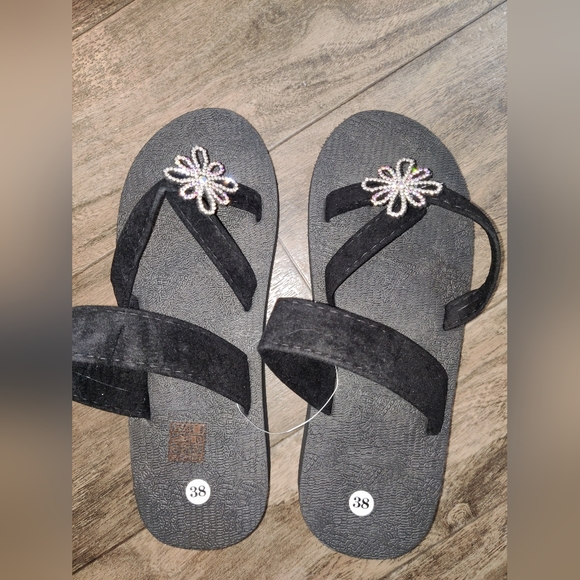 ***NWT UPC  Suede Rhinestone Flower Flip Flops( 1ST picture copy rest are mine) - Picture 4 of 6